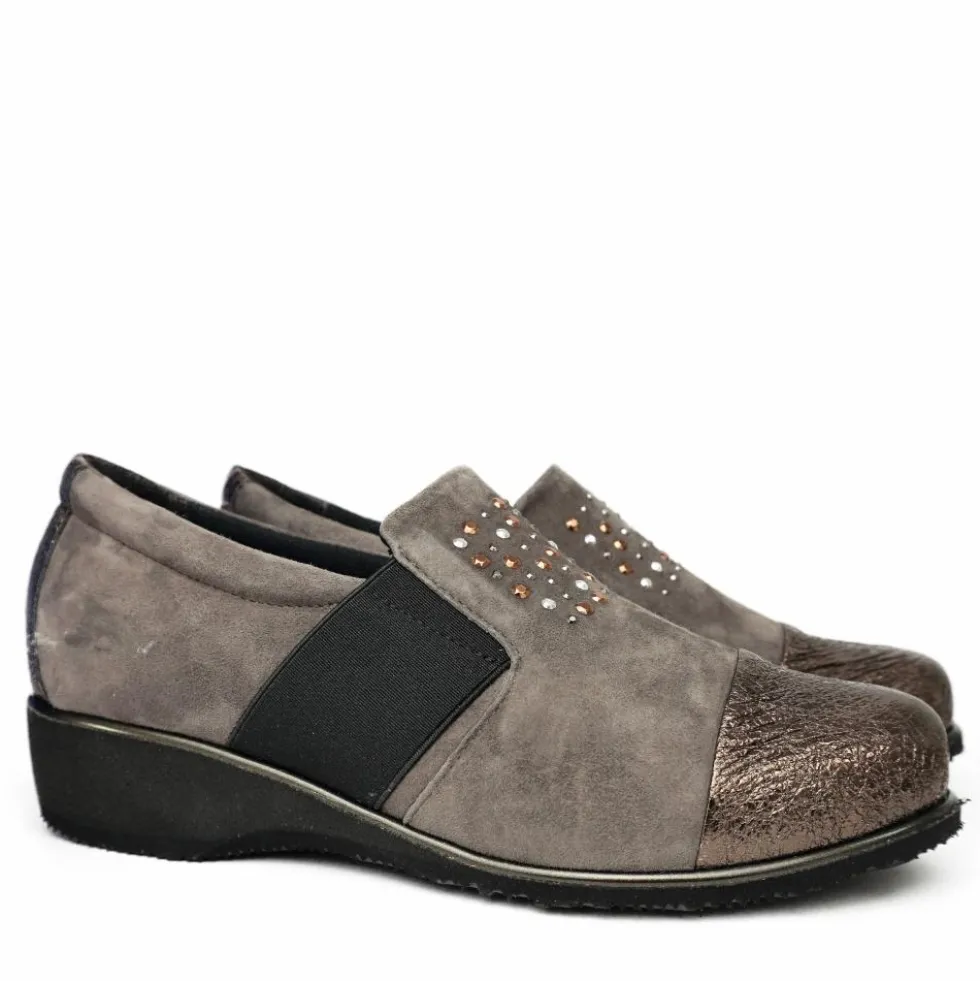 ALICE SCARPETTA MOCASSINO IN CAMOSCIO CON STRASS E TESSUTO ELASTICIZZATO TORTORA